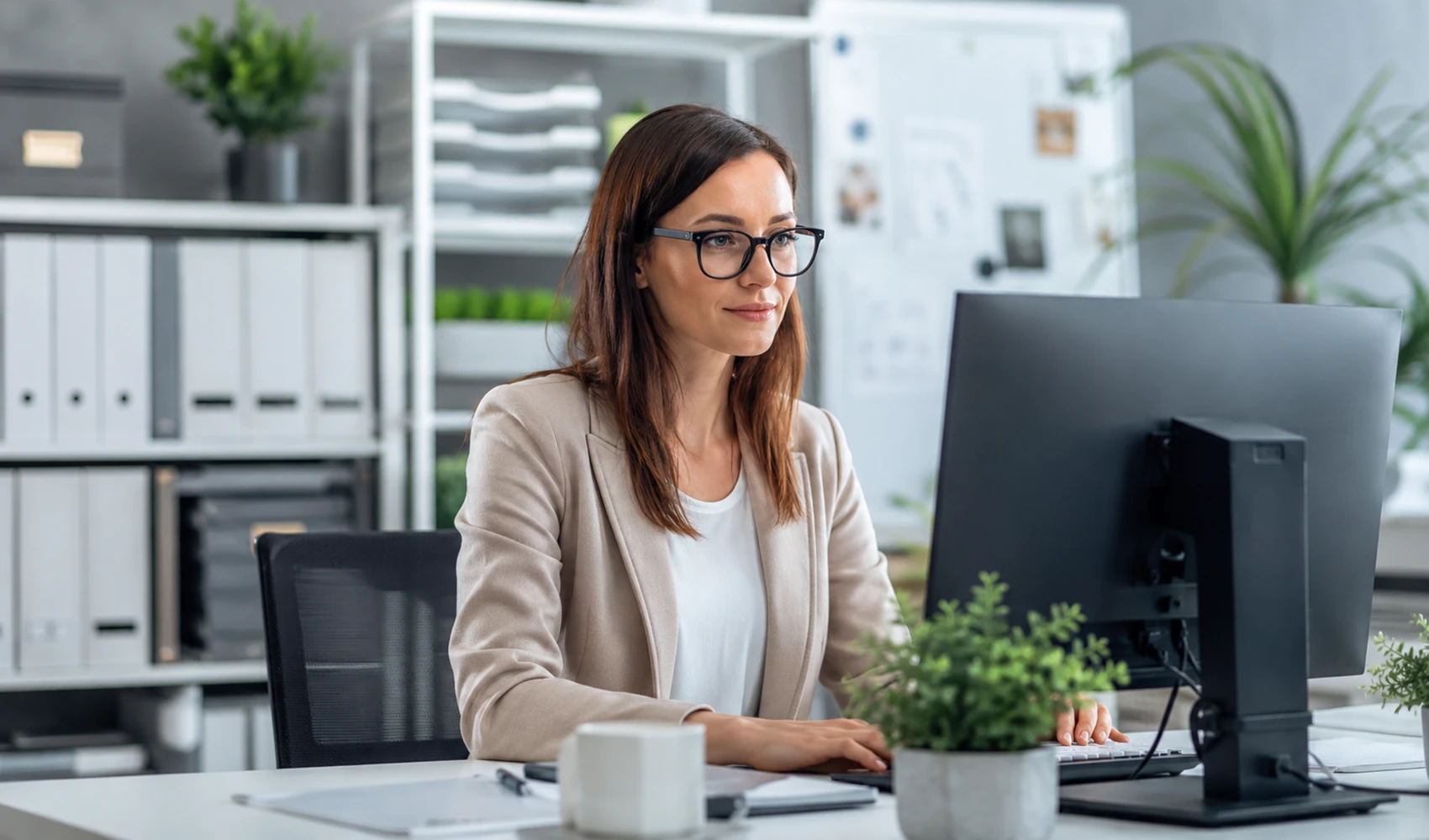 HR Mitarbeiterin am PC